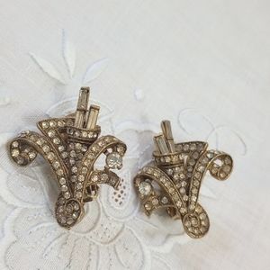 Ornate hard to find rhinestone art deco style flower gold tone clip on earrings